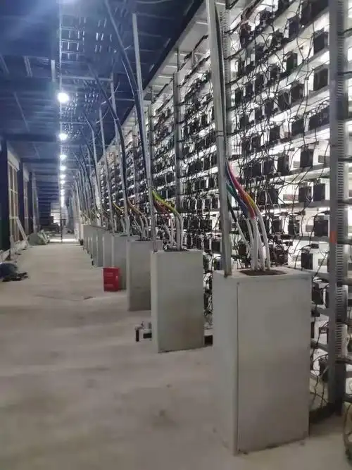 Large-scale mining farm utilizing renewable energy to reduce operational costs